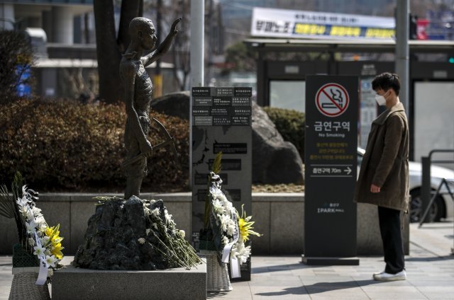 서울 용산구 용산역광장에 세워진 강제징용노동자상 앞에서 한 시민이 동상을 바라보고 있다. 2023.03.06. 뉴시스