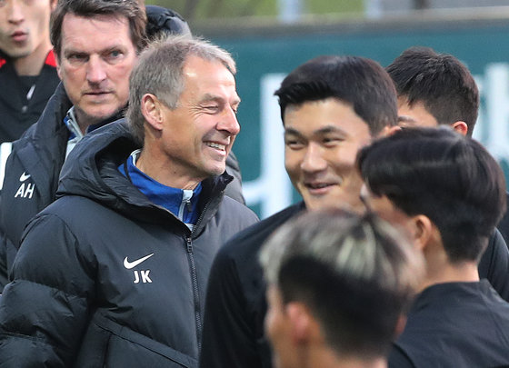 위르겐 클린스만 축구 국가대표팀 감독과 김민재가 26일 경기 파주 축구국가대표트레이닝센터(NFC)에서 열린 훈련에 참석하고 있다. 2023.3.26/뉴스1