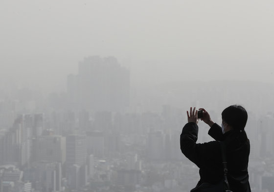 중국발 황사가 국내에 유입된 12일 서울 남산에서 바라본 도심이 뿌옇게 보인다. 2023.4.12/뉴스1