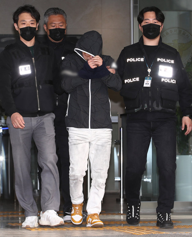 ‘강남 40대 여성 납치·살해 사건’의 배후로 지목된 재력가 부부 중 남편 유상원(50)이 13일 서울 강남구 수서경찰서에서 검찰로 송치되고 있다. 2023.4.13/뉴스1