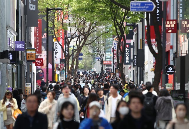 포근한 날씨를 보인 이달 10일 오후 서울 명동거리가 시민들과 관광객들로 붐비고 있다. 뉴스1