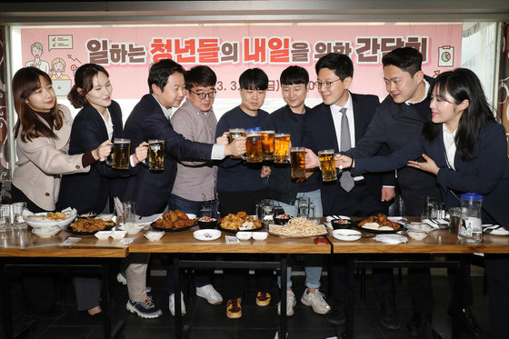 지난 3월 24일 오후 서울 종로구의 한 호프집에서 열린 ‘일하는 청년들의 내일을 위한 간담회’에서 국민의힘 장예찬 청년 최고위원(왼쪽에서 세 번째), 김병민 최고위원(오른쪽에서 세 번째)과 참석자들이 건배를 하고 있다. (공동취재) 2023.3.24