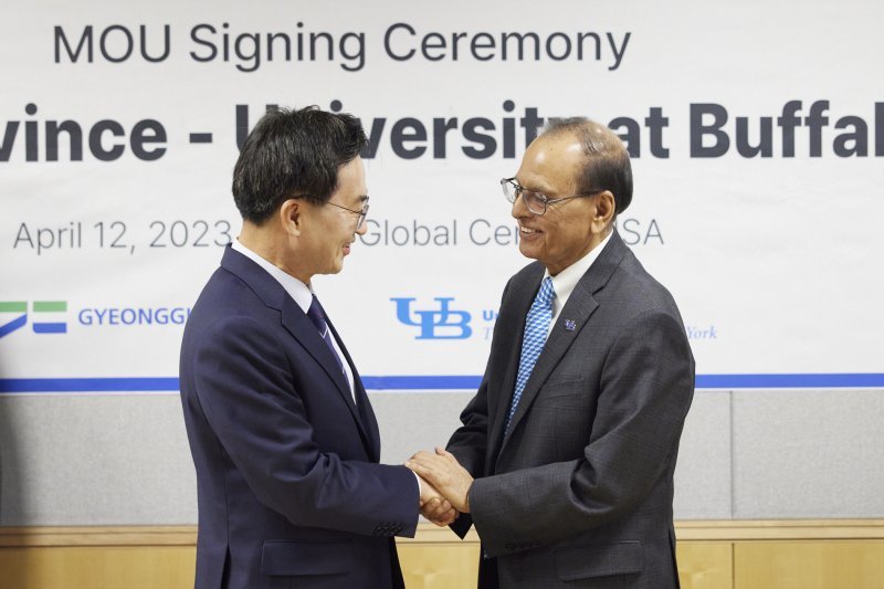 김동연 경기도지사가 사티쉬 K. 트리파티 (Satish K. Tripathi) 뉴욕주립대 버펄로(UB) 총장과 인사를 나누고 있다. 경기도 제공