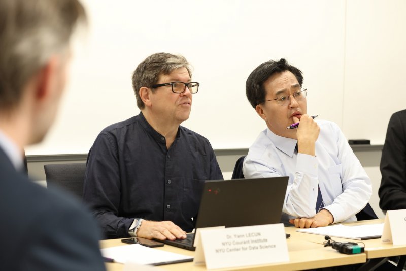 김동연 경기도지사가 12일(현지 시각) 오전 미국 뉴욕대(NYU)를 찾아  인공지능 분야의 대표적 석학인 얀 르쿤(Yann LeCun) 교수와 AI 관련 협력 방안을 얘기하고 있다. 경기도 제공