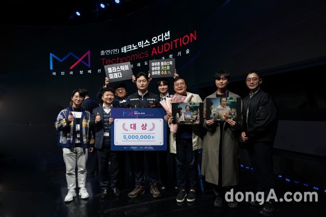 테크노믹스 오디션에서 대상을 받은 '폐플라스틱 에너지 전환 플랜트' 팀(앞줄 좌측 두번째 주철균 한화 건설부문 부장, 앞줄 좌측 세번째 라호원 에너지기술연구원 책임연구원). 한화 건설부문 제공