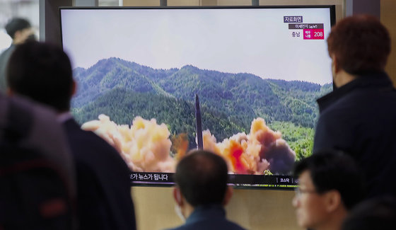 북한의 김일성 주석의 생일인 ‘태양절’을 이틀 앞둔 13일 서울역 대합실에서 시민들이 북한의 탄도미사일 발사 관련 뉴스를 시청하고 있다. 2023.4.13. 뉴스1
