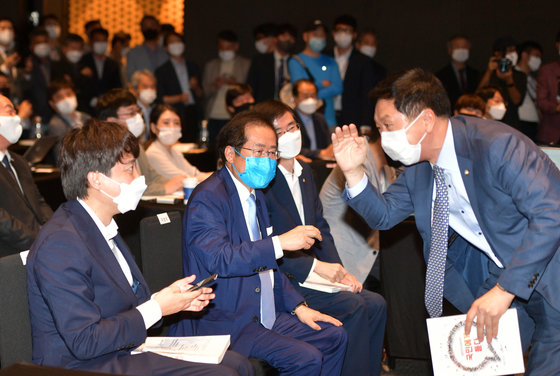 2021년 6월 29일 김기현 국민의힘 원내대표(오른쪽)가 이준석 대표, 홍준표  의원과 인사를 나누고 있다. ⓒ News1