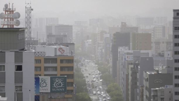 일본 서부에 해당하는 후쿠오카 거리의 모습. 황사로 원거리의 건물이 뿌옇게 연기에 싸인 듯 보인다. 뉴스1