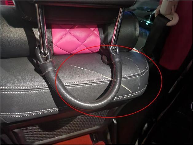 A씨가 훼손한 택시 시트의 모습.(인천부평경찰서 제공)/뉴스1