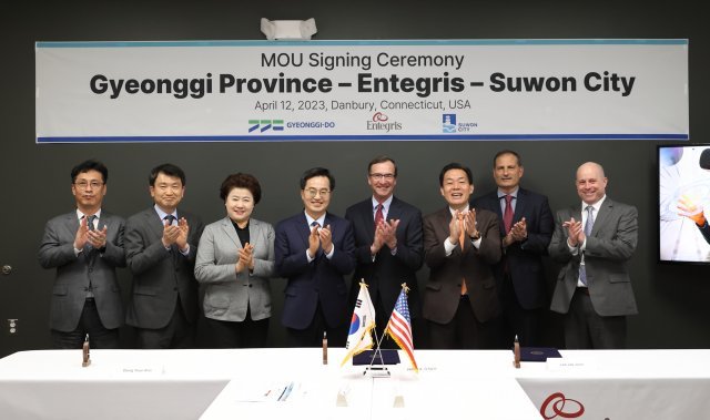 김동연 경기도지사가 현지 시각 12일 오후 미국 코네티컷주 댄버라 기술센터에서 이재준 수원시장(왼쪽에서 세 번 째), 베르트랑 로이(Bertrand Loy, 왼쪽에서 네 번째) 인테그리스 CEO와 투자협약을 한 뒤 기념사진을 찍고 있다. 경기도 제공.