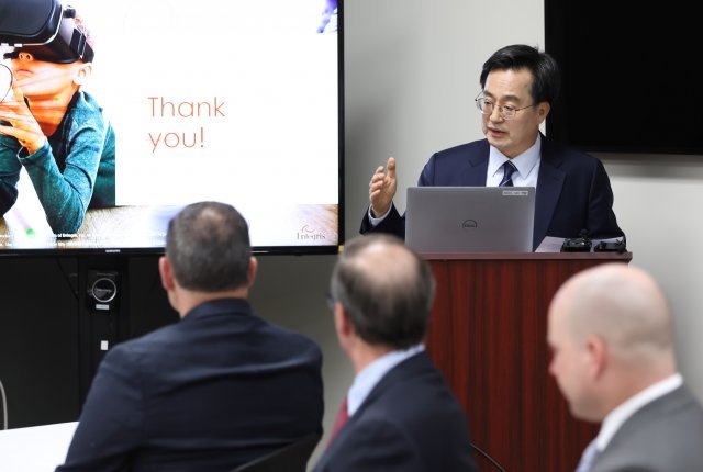 김동연 경기도지사가 협약식에 앞서 인테그리스 관계자들에게 경기도가 반도체  산업의 허브라며 모든 지원을 아끼지 않겠다고 말하고 있다. 경기도 제공