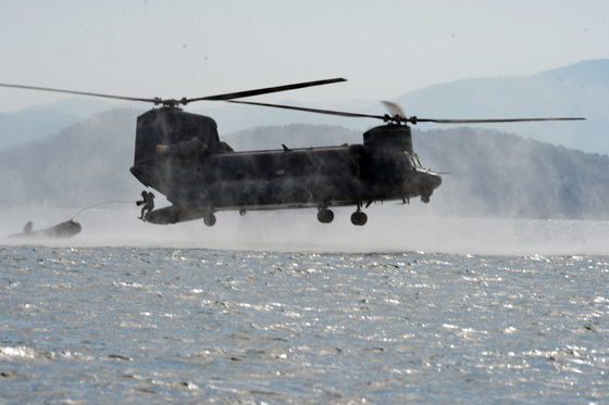 HH-47 헬기. 2022.2.7 해군특전단 제공