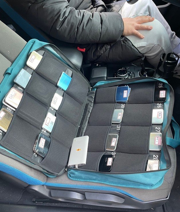 보이스피싱 일당이 해외에서 걸려온 070번호를 010으로 변환해 사기 행각을 벌인 장비.(경북경찰청 제공)