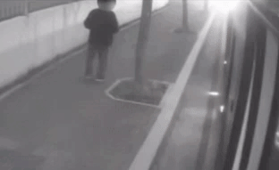 술에 취해 뒷걸음질치며 넘어진 승객. 한문철TV