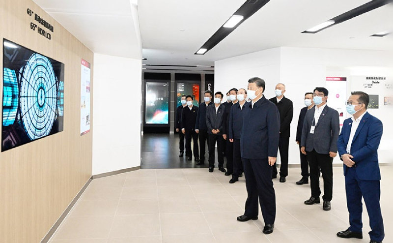 시진핑 중국 국가주석이 12일 광둥성 시찰 중 LG디스플레이 광저우 생산기지를 방문해 현장을 둘러보고 있다. 시 주석이 2012년
 중국공산당 총서기에 취임한 뒤 중국 내 한국 기업을 방문한 건 처음이다. 중국중앙(CC)TV 홈페이지 캡처