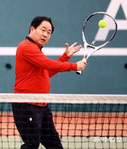 주광덕 경기 남양주시장이 남양주체육문화센터 테니스클럽에서 테니스를 치고 있다. 11년 전 테니스를 시작한 그는 “운동을 해야 몸과 마음이 건강해진다”고 말했다. 남양주=전영한 기자 scoopjyh@donga.com