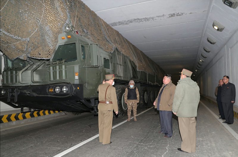 북한은 13일 김정은 노동당 총비서 지도하에 고체연료를 사용한 새로운 대륙간탄도미사일(ICBM) ‘화성포-18형(화성-18형)’을 발사했다고 14일 당 기관지 노동신문이 보도했다.  노동신문 뉴스1