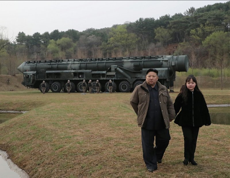 북한은 13일 김정은 노동당 총비서 지도하에 고체연료를 사용한 새로운 대륙간탄도미사일(ICBM) ‘화성포-18형(화성-18형)’을 발사했다고 14일 당 기관지 노동신문이 보도했다.  노동신문뉴스1