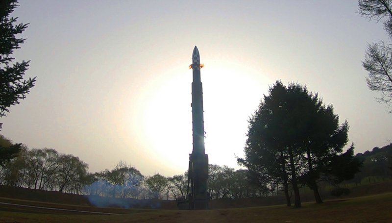 북한은 13일 김정은 노동당 총비서 지도하에 고체연료를 사용한 새로운 대륙간탄도미사일(ICBM) ‘화성포-18형(화성-18형)’을 발사했다고 14일 당 기관지 노동신문이 보도했다.  노동신문 뉴스1