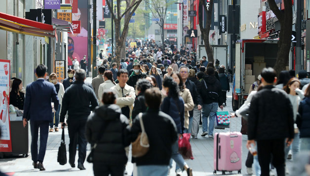 따뜻하고 맑은 봄 날씨를 보인 10일 오후 서울 중구 명동거리를 찾은 시민들과 외국인 관광객들이 길을 지나고 있다. 2023.4.10/뉴스1