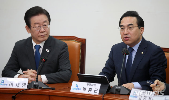더불어민주당 박홍근 원내대표(오른쪽)가 14일 서울 여의도 국회에서 열린 최고위원회의에서 발언하고 있다. 뉴시스
