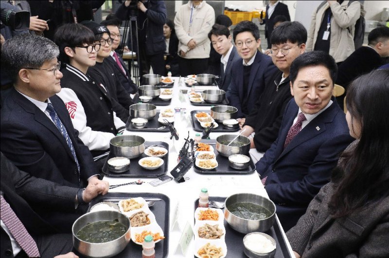 국민의힘 김기현 대표를 비롯한 당 지도부가 지난달 28일 서울 동대문구 경희대학교 학생식당에서 이재백 총학생회장, 채희선 부총학생회장 등 학생들과 1000원 아침밥 식사를 하며 대화하고 있다. 사진공동취재단