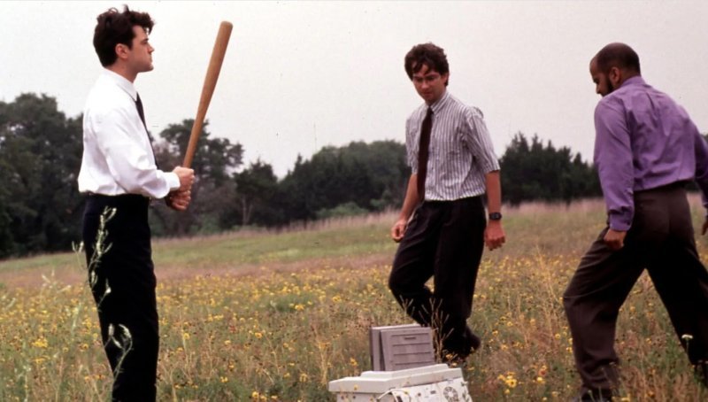 1999년 개봉된 미국 영화 ‘오피스 스페이스’에서 가장 유명한 장면은 주인공들이 사무실 프린터를 훔쳐 들고 나와서 들판에서 때려 부수는 장면이다. 유튜브 화면 캡처