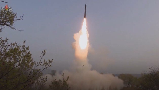 북한 조선중앙TV가 14일 새로운 대륙간탄도미사일(ICBM) ‘화성포-18형’(화성-18형)이 ‘콜드 론치’(Cold launch)로 발사되는 모습을 여러 각도로 편집해 공개했다.(조선중앙TV 갈무리)