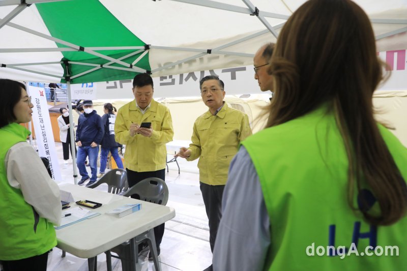 이한준 LH사장(가운데)이 임시 대피소가 마련된 강릉 아레나에서 산불피해상황과 주거지원 대책을 점검하고 있다. LH 제공