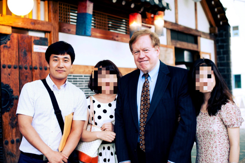 2012년 미국 유학 프로그램에 참가하게 된 김 씨가 다른 탈북 청년들과 함께 로버트 킹 당시 미국 국무부 북한인권특사와 만났다.