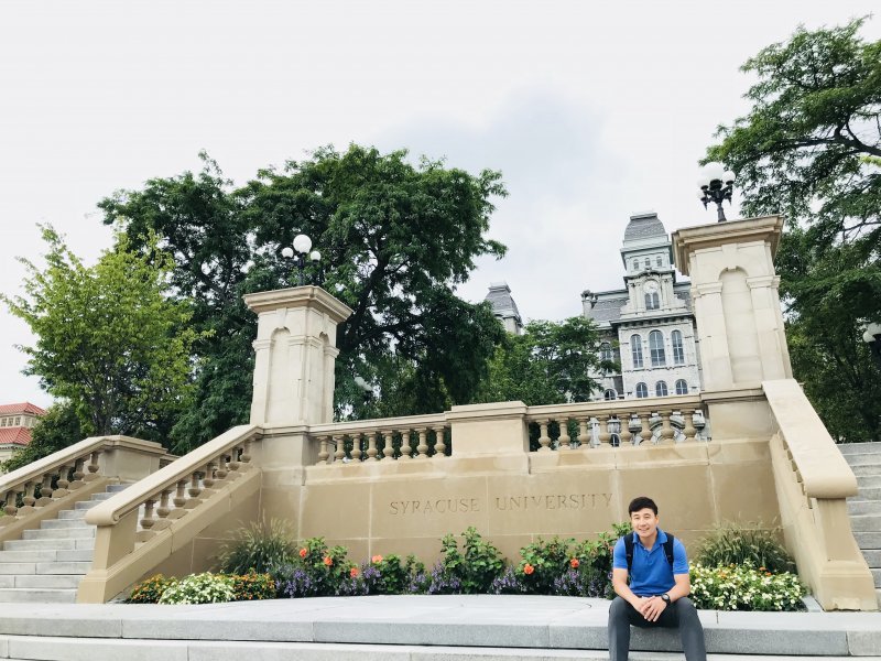 2018년 시라큐스대 정문 앞에서 미소를 짓고 있는 김성렬 씨.