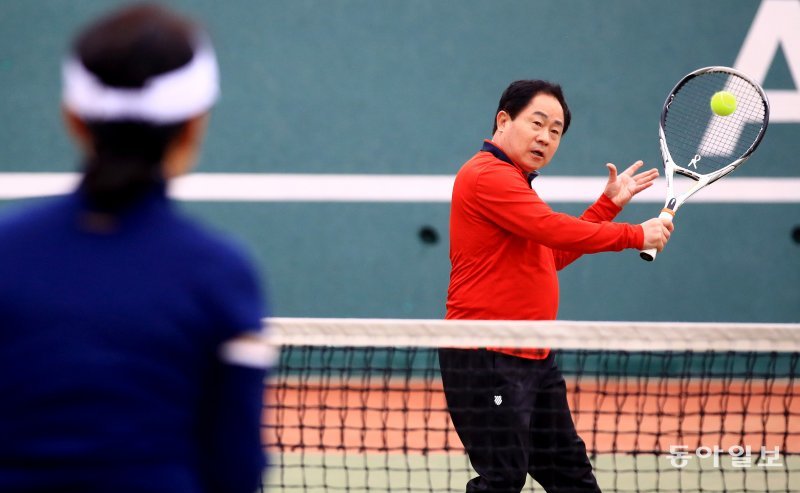 주광덕 시장이 경기 남양주체육문화센터 테니스클럽에서 테니스를 치고 있다. 남양주=전영한 기자 scoopjyh@donga.com
