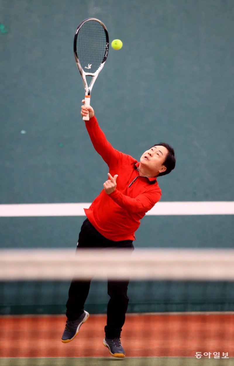주광덕 시장이 경기 남양주체육문화센터 테니스클럽에서 테니스 서비스를 넣고 있다. 남양주=전영한 기자 scoopjyh@donga.com
