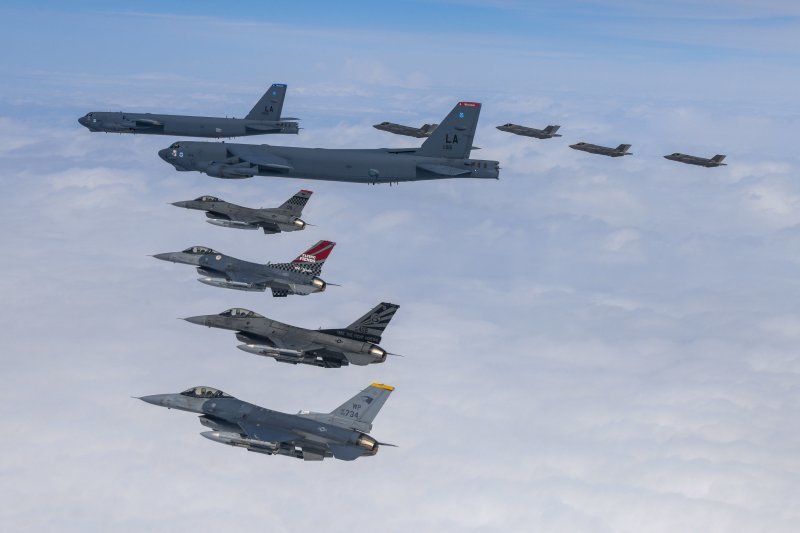 14일 한반도 상공에서 미 공군 B-52H 전략폭격기가 미 공군의 F-16(왼쪽 아래), 우리나라 F-35A (오른쪽) 스텔스 편대와 함께 연합공중훈련을 실시하고 있다. (국방부 제공)