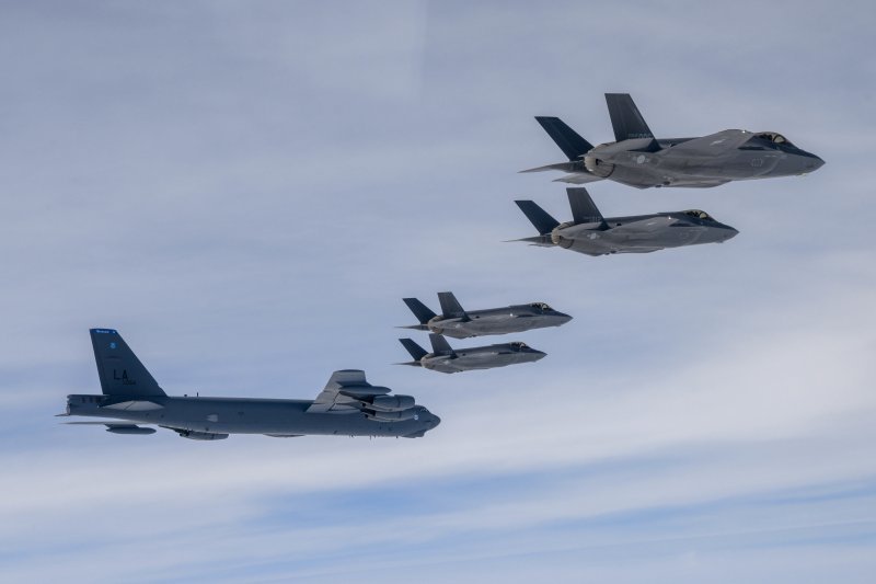 한미 공군이 14일 한반도 상공에서 우리측 F-35A 전투기와 미측 B-52H 전략폭격기가 참여한 가운데 연합공중훈련을 실시하고 있다. (국방부 제공)