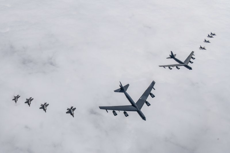 14일 한반도 상공에서 우리측 F-35A 전투기 편대(왼쪽)와 미측 B-52H 전략폭격기, F-16 전투기 편대(오른쪽)가  연합공중훈련을 실시하고 있다. (국방부 제공)