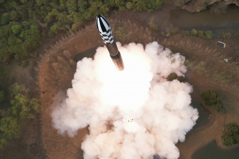 북한은 13일 김정은 노동당 총비서 지도하에 고체연료를 사용한 새로운 대륙간탄도미사일(ICBM) ‘화성포-18형(화성-18형)’을 발사했다고 14일 당 기관지 노동신문이 보도했다. 노동신문 뉴스1