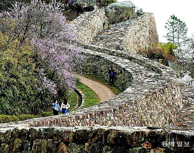‘김해의 만리장성’으로 불리는 분산성 성벽 산책길.