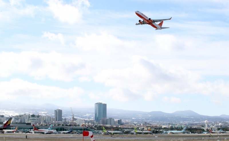 25일 오전 제주공항 계류장에서 항공기가 이륙하고 있다. 2023.1.25. 뉴스1