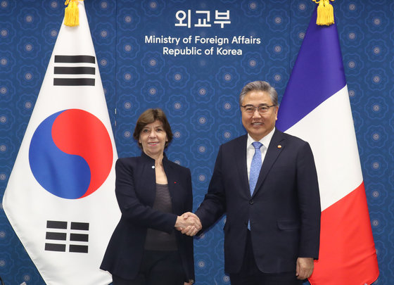 박진 외교부 장관이 14일 오후 서울 종로구 정부서울청사 별관 외교부에서 열린 제4차 한·프랑스 외교장관 전략대화에서 카트린 콜로나 장관과 악수를 하고 있다. 2023.4.14/뉴스1