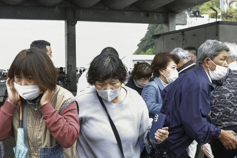 15일 일본 서부 와카야마현의 한 항구에 연막탄으로 보이는 물체가 투척된 후 주민들이 현장에서 대피하고 있다. 이날 폭발로 인한 부상자는 없었다. 2023.04.15. [와카야마=AP/뉴시스]
