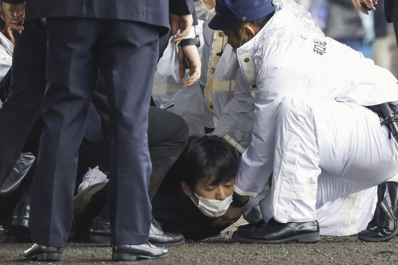 15일 일본 서부 와카야마현의 한 항구에서 연막탄으로 보이는 것을 던진 한 남성이 땅에 쓰러져 있다. 기시다 후미오 총리는 현장에서 대피했고 인명피해는 발생하지 않았다. 2023.04.15. 와카야마=AP/뉴시스