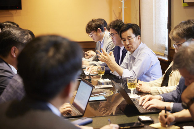 미국을 방문한 김동연 경기도지사가 지난 14일(현지시간) 워싱턴DC 인근에서 특파원들과 간담회를 갖고 있다. 사진은 경기도청 제공.