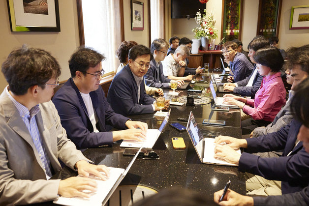 미국을 방문한 김동연 경기도지사가 지난 14일(현지시간) 워싱턴DC 인근에서 특파원들과 간담회를 갖고 있다. 사진은 경기도청 제공.