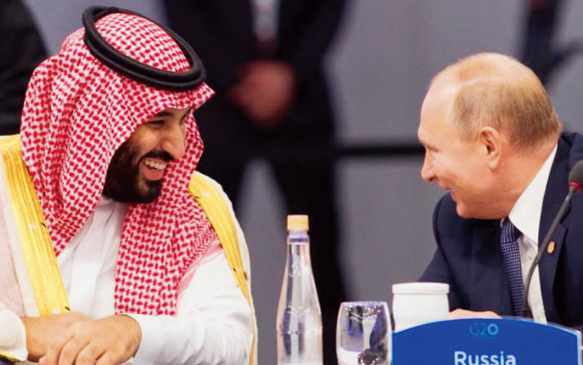 무함마드 빈 살만 사우디 왕세자 겸 총리(왼쪽)와 블라디미르 푸틴 러시아 대통령이 2019년 G20 정상회의에서 만나 웃으며 대화하고 있다. [SPA]