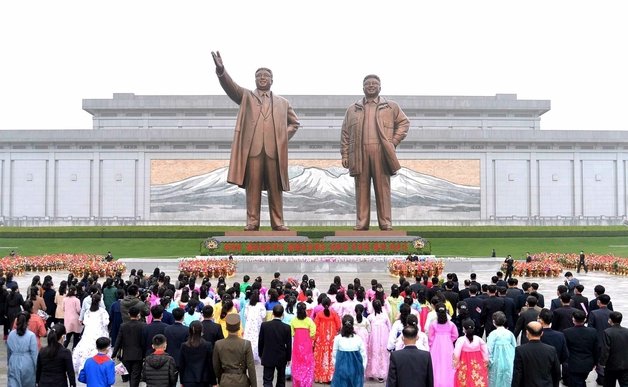 ‘태양절’(15일)을 맞아 만수대언덕에 위치한 김일성 주석과 김정일 국방위원장의 동상에 꽃바구니를 진정하고 있는 북한 주민들의 모습. (평양 노동신문=뉴스1)