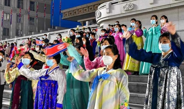 태양절 111주년 경축 청년학생들의 야회가 지난 15일 저녁 수도 평양의 김일성 광장에서 진행됐다. (평양 노동신문=뉴스1)