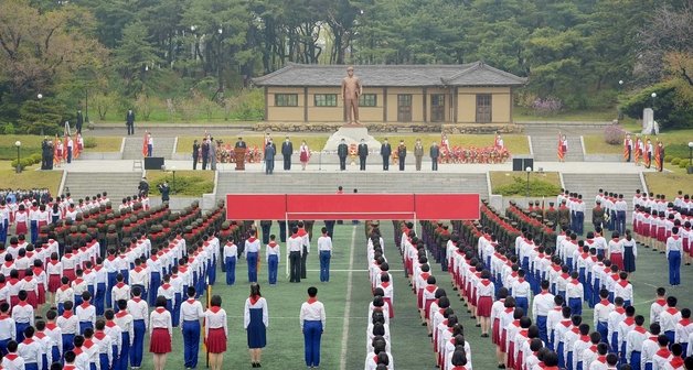 김일성 주석 탄생(태양절) 111돌 경축 ‘조선소년단 전국 연합단체대회’가 15일 창덕학교에서 진행됐다. (평양 노동신문=뉴스1)