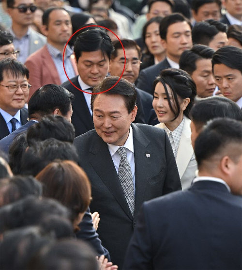 윤석열 대통령이 14일 김승희 대통령실 의전비서관실 선임행정관을 신임 의전비서관으로 승진 임명했다. 사진은 1일 윤 대통령 부부의 대구 서문시장 방문에 동행한 김 신임 비서관(빨간 원 안). 대통령실 제공