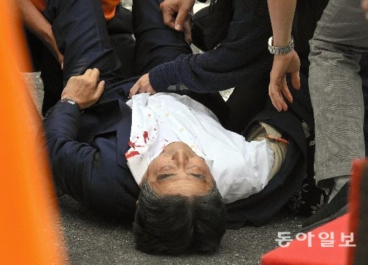 지난해 7월 8일 일본 나라현 나라시에서 아베 신조 전 총리가 참의원 선거 유세 도중 사제 총에 피격당한 직후 쓰러져 있는 모습. 동아일보DB